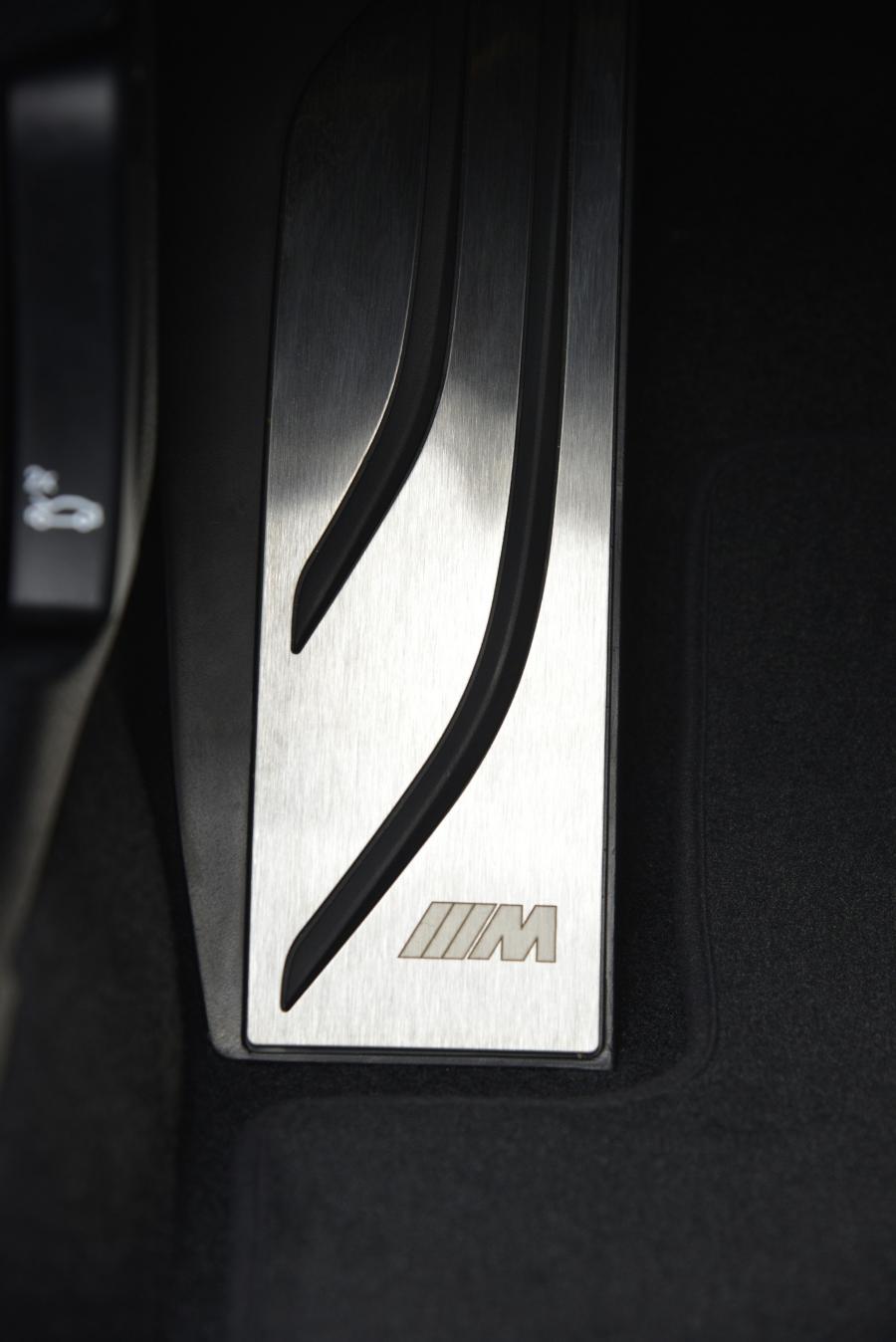 Детали интерьера BMW M140i 5-Door 2016 года  (WW) (фото 48 из 53)